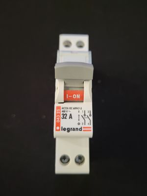 LEGRAND 04325 INTERRUPTEUR SECTIONNEUR 32A