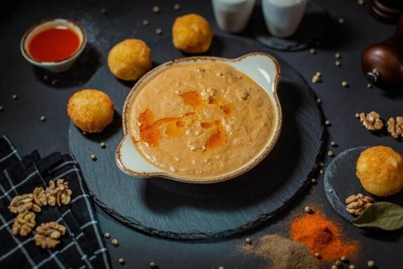 Харчо с говядиной и хрустящим Гарниром  эларджи.
