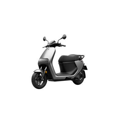 Vue de face du Segway E250S en position stationnaire, mettant en valeur son design épuré et élégant.