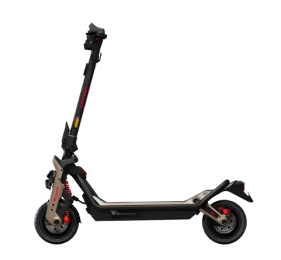Segway GT3 Pro SuperScooter Vue latérale principale du Segway GT3 Pro : Photo de profil du Segway GT3 Pro, mettant en avant son design élégant et moderne.