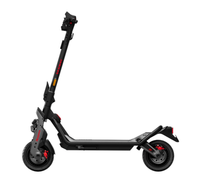 Vue latérale de la Segway GT3, mettant en valeur son design moderne, ses pneus tubeless de 11 pouces et sa structure robuste.