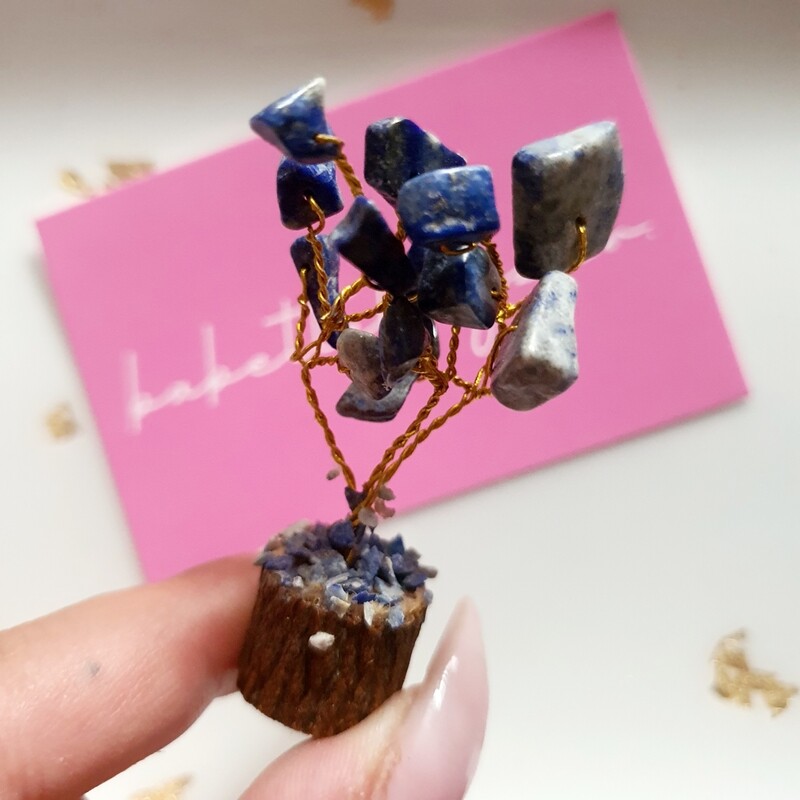 Edelsteenboompje × Lapis Lazuli | bevordert spirituele kracht, spirituele vaardigheden, astraal reizen, verlichting, wijsheid en vrede Edelsteenboompje × Lapis Lazuli | bevordert spirituele kracht, spirituele vaardigheden, astraal reizen, verlichting, wijsheid en vrede