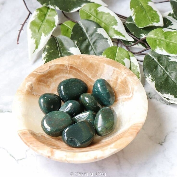 HELIOTROOP (BLOODSTONE) | Trommelsteen | beschermend, aardend, brengt balans HELIOTROOP (BLOODSTONE) | Trommelsteen | beschermend, aardend, brengt balans