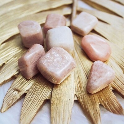 ROZE MAANSTEEN | Trommelsteen | bevordert de intuïtie en vruchtbaarheid en heeft een kalmerende werking op het gevoelsleven