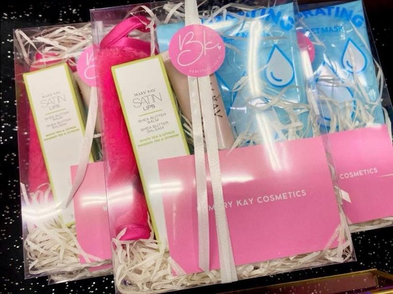 GIFTBOX | Hydrating Sheet Mask + Satin Lips Balm + Mini Extra Emollient Night Cream + Towel