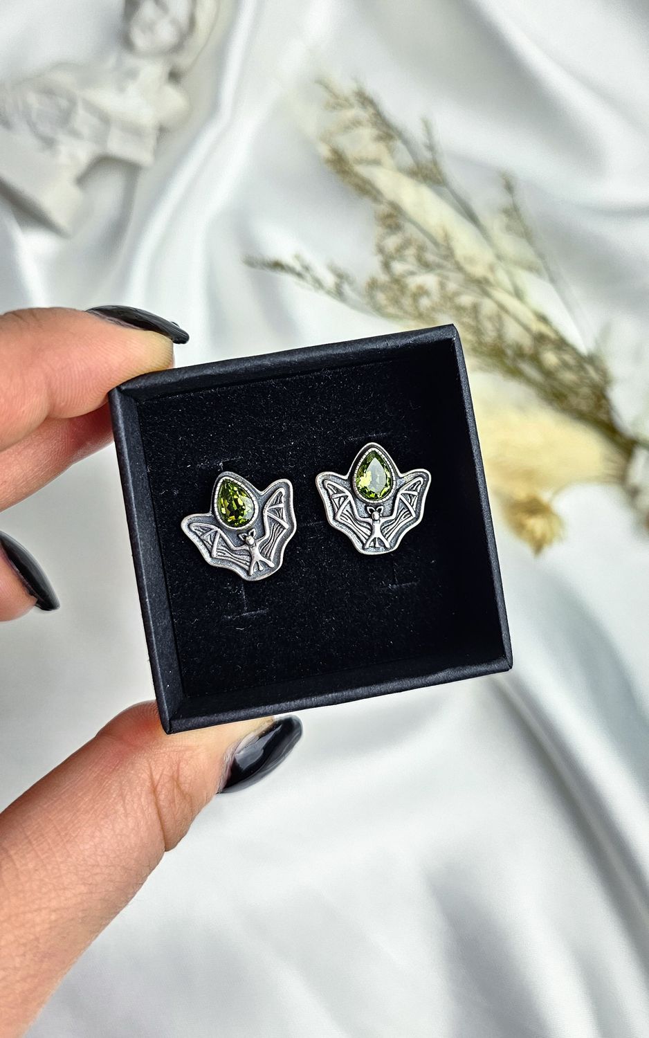 Earrings with Bat in Peridot (s925)