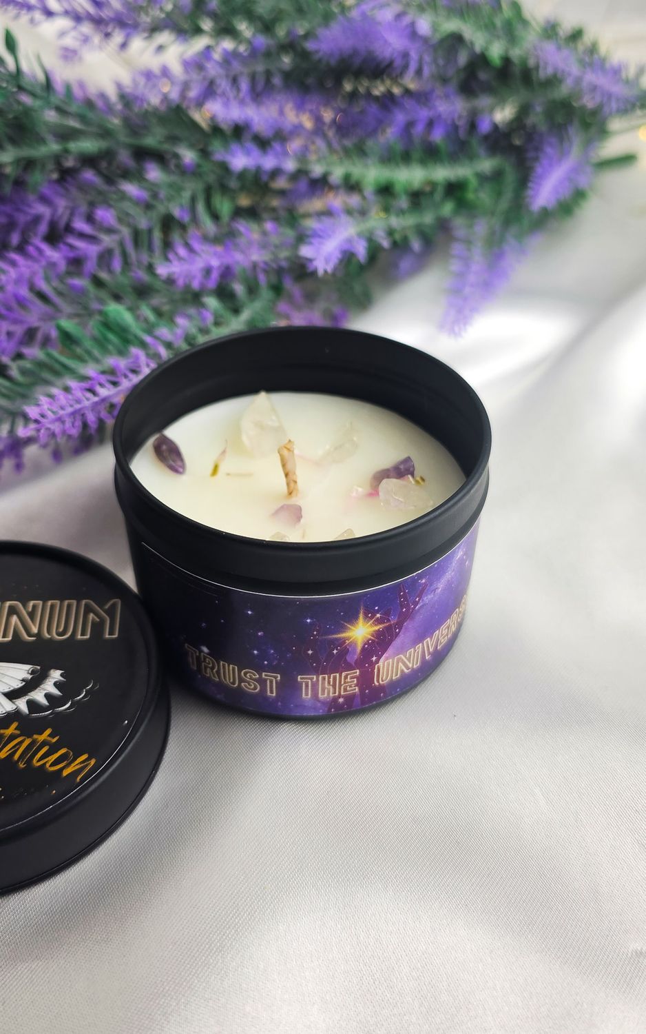 Candle &quot;TRUST THE UNIVERSE&quot; - Amethyst/Clear Quartz