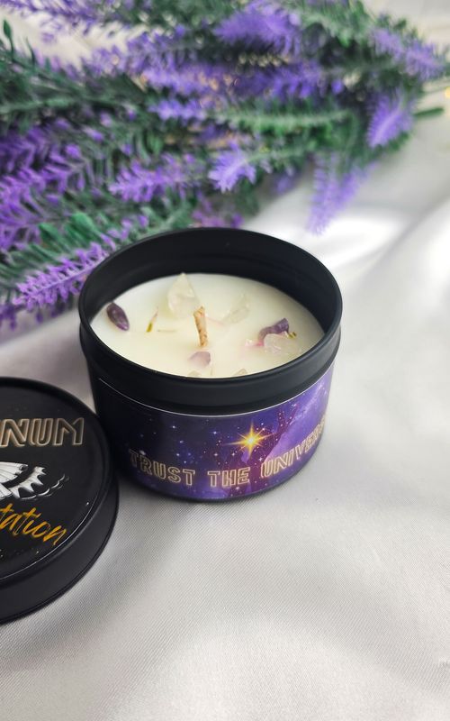 Candle &quot;TRUST THE UNIVERSE&quot; - Amethyst/Clear Quartz