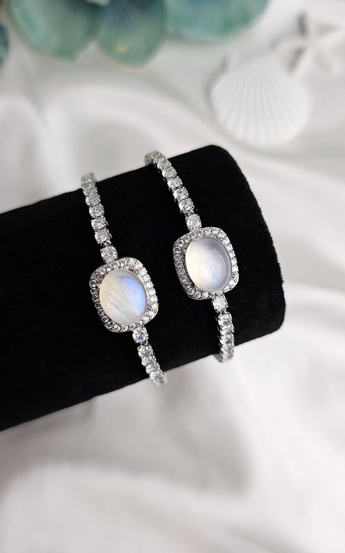Bracelet in Rainbow Moonstone