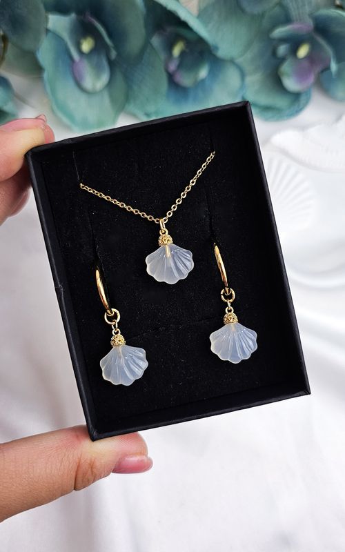 Set Necklace + Earrings with Shell in White Agate