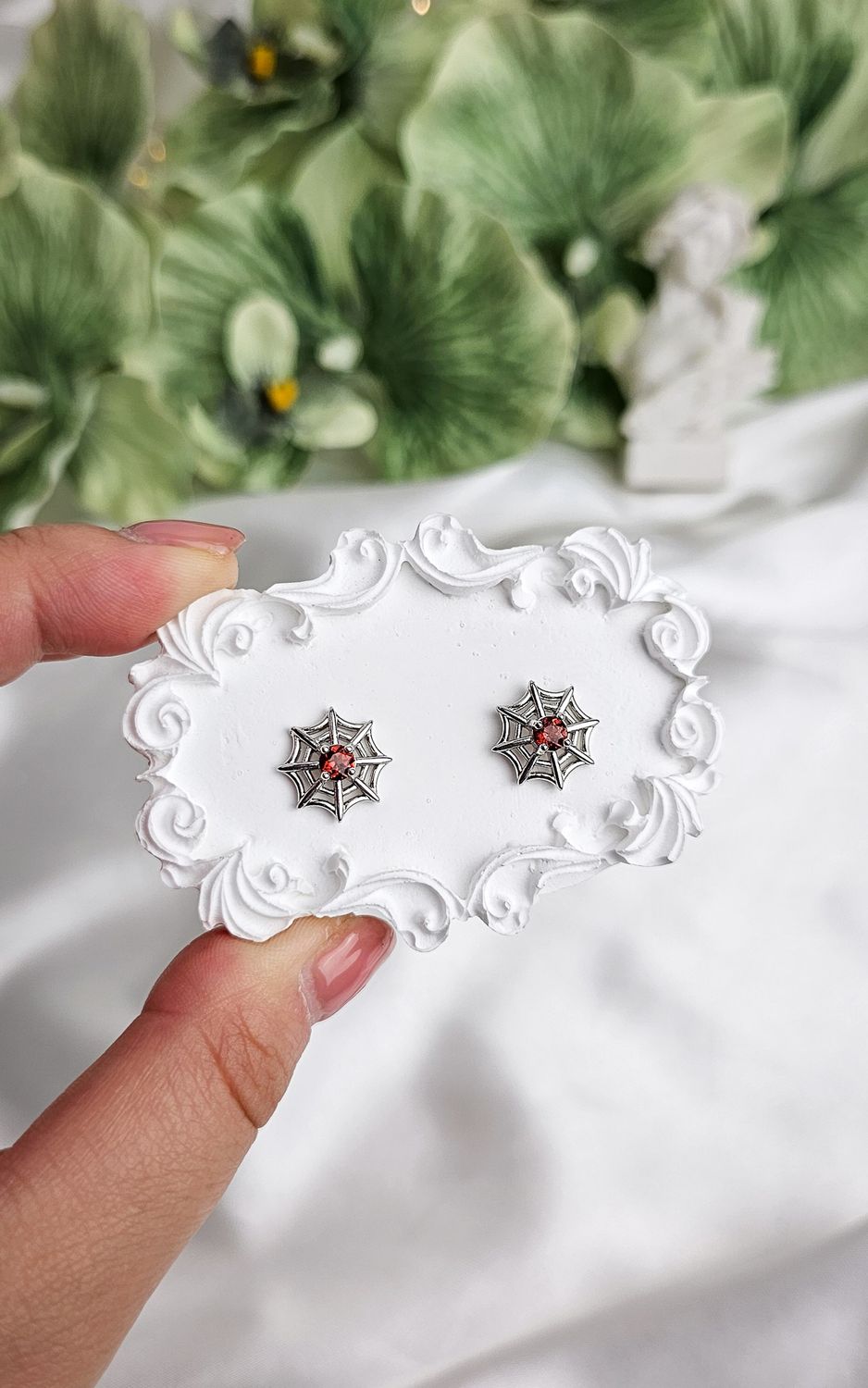 Earrings with Spiderweb in Garnet (s925)