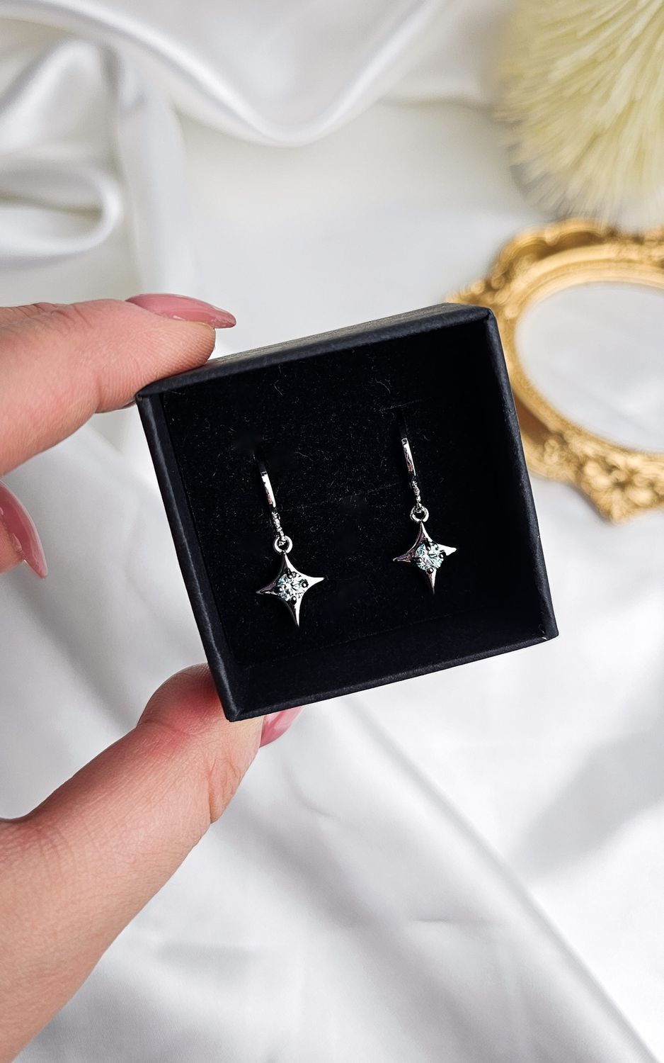 Hoop Earrings with Star in Moissanite