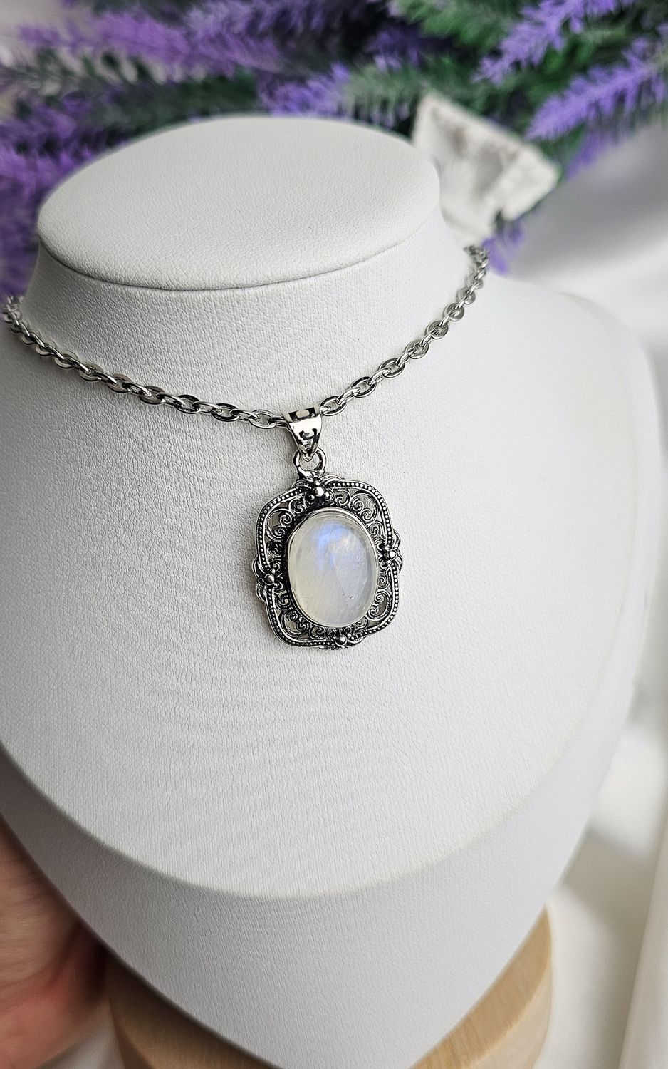 Etnic Necklace in Rainbow Moonstone