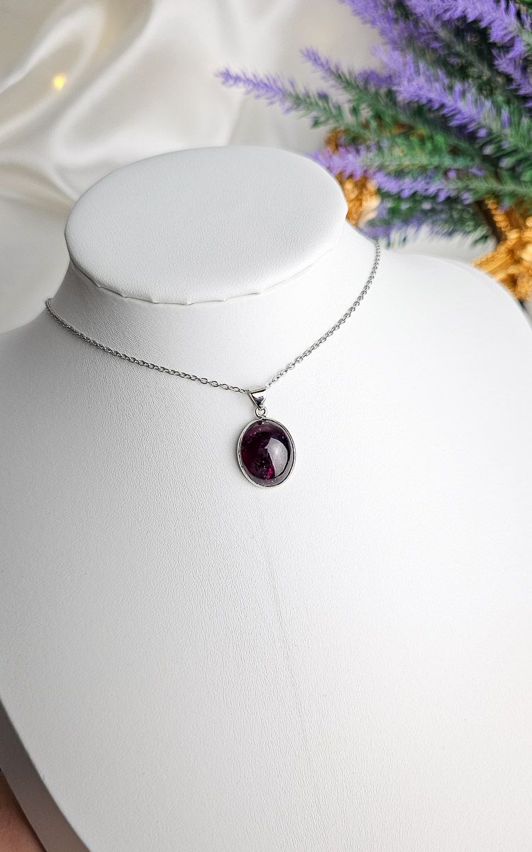 Necklace in Garnet