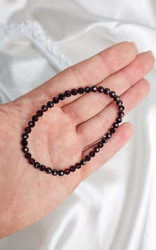 Elastic Bracelet in Faceted Garnet