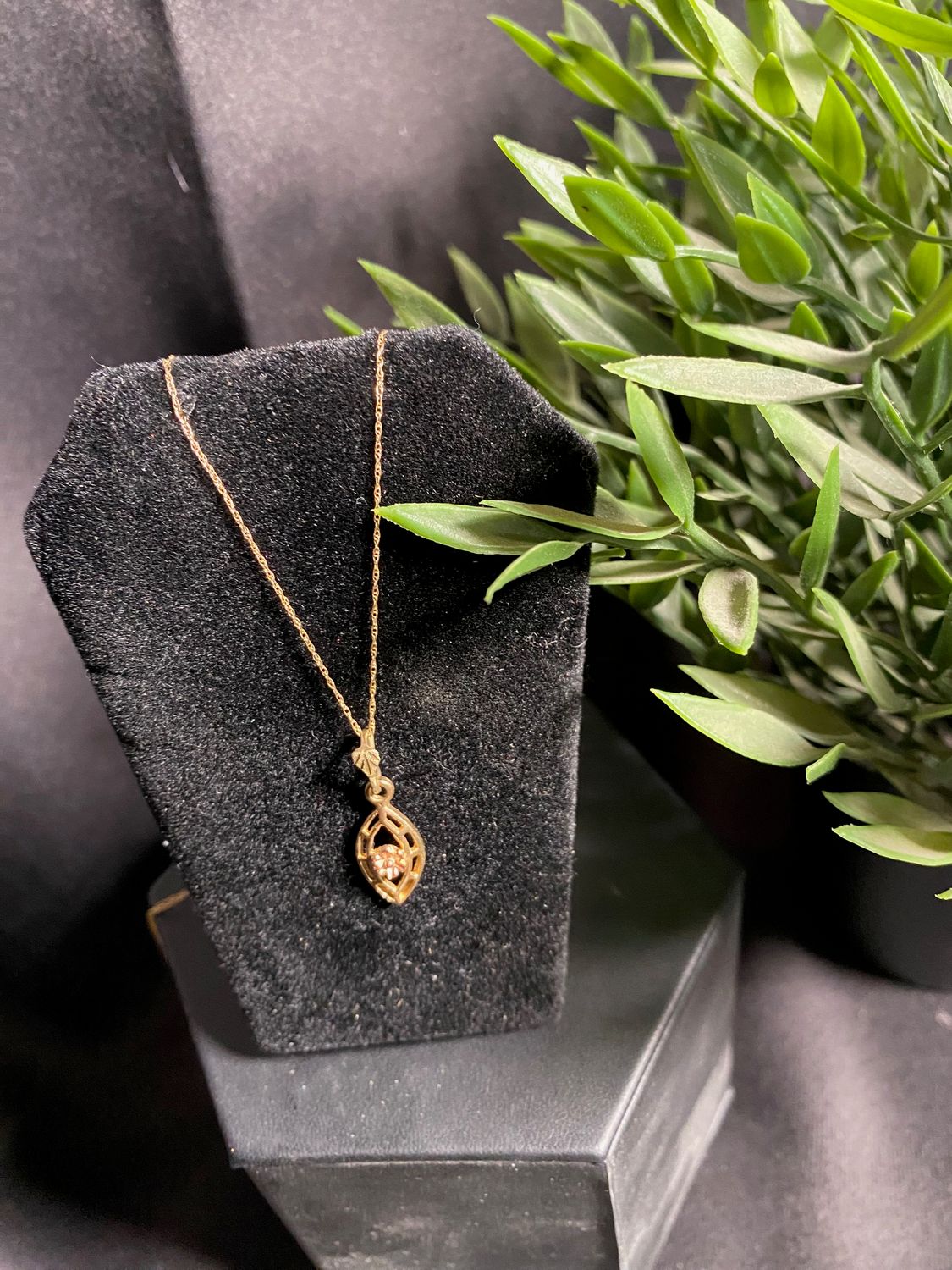 10k Floral Pendant Necklace