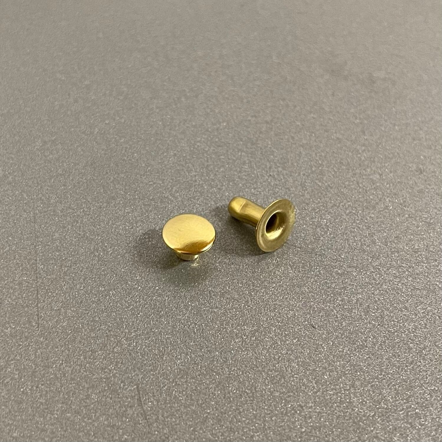Ensemble rivet Ø7mm Laiton Doré - x 50 Ensemble rivet Ø7mm Laiton Doré - x 50, Partie mâle: Mâle simple