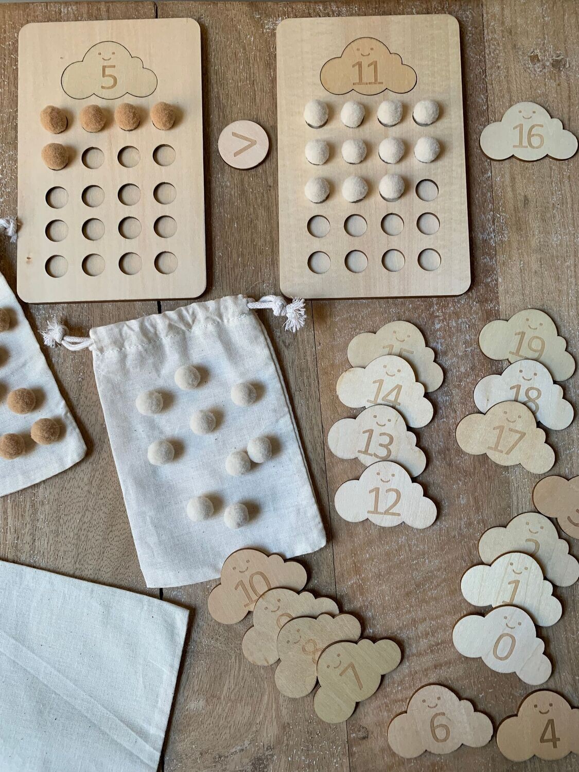 JUEGO DE NÚMEROS CON POMPONES