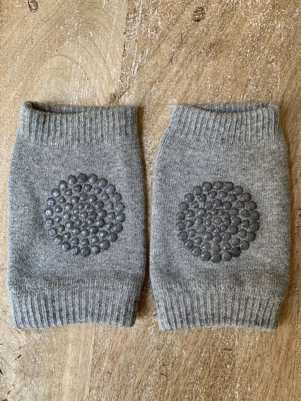 RODILLERAS GATEO BEBÉ EN GRIS