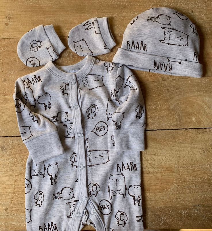 CONJUNTO PIJAMA, GORRO Y MANOPLAS