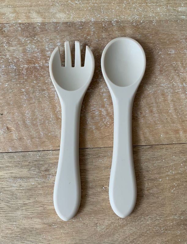 CUCHARA Y TENEDOR DE SILICONA BEIG