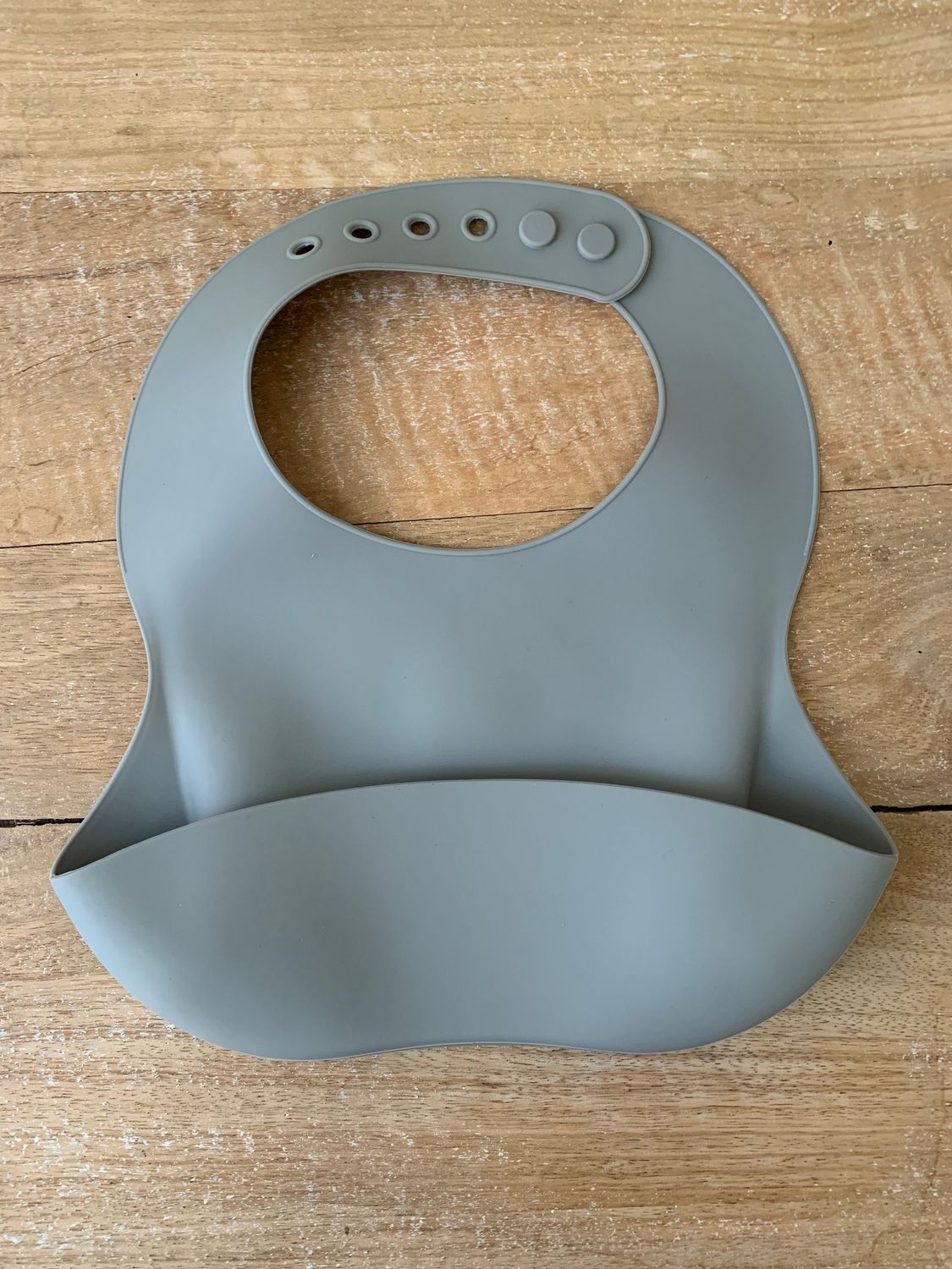 BABERO DE SILICONA GRIS