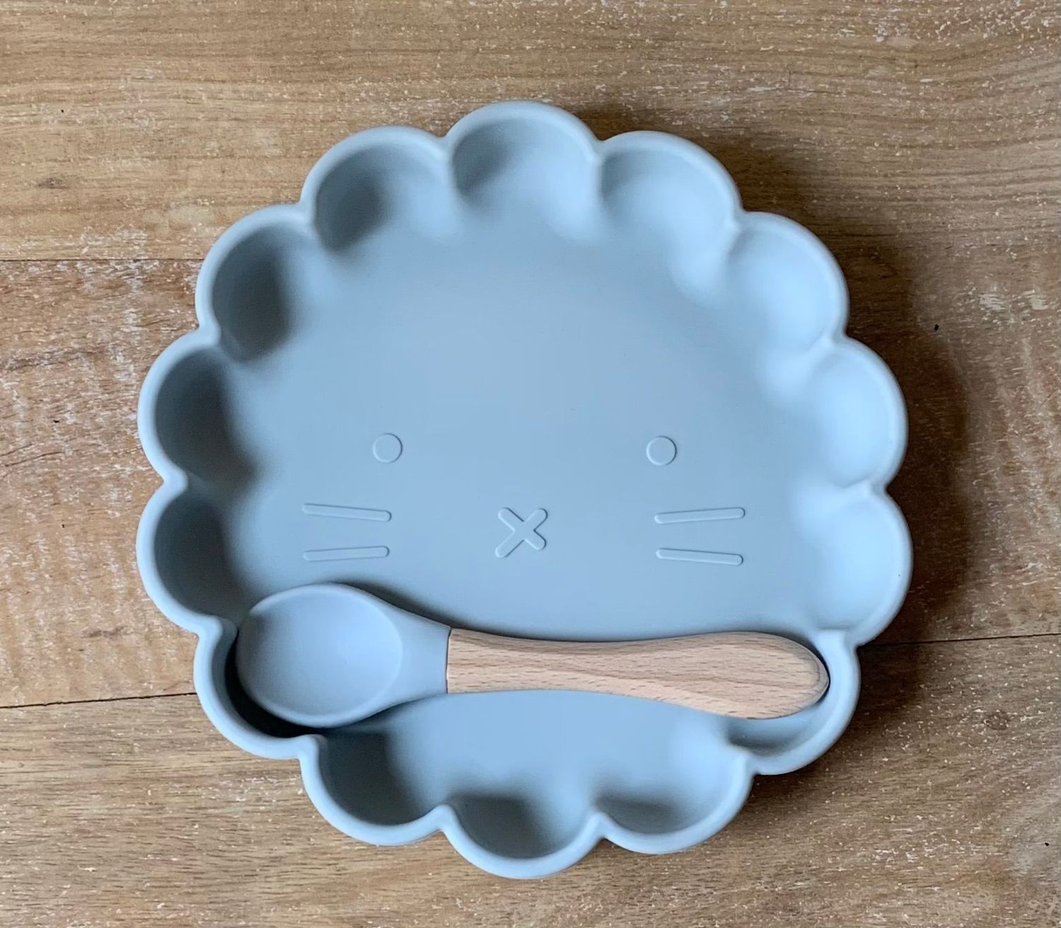 PLATO LEON CON CUCHARA SILICONA