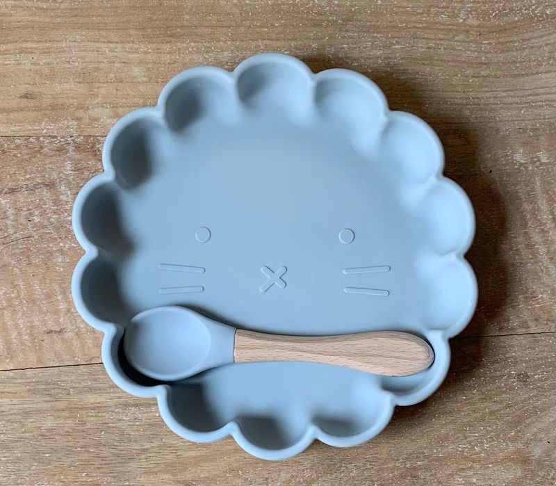 PLATO LEON CON CUCHARA SILICONA