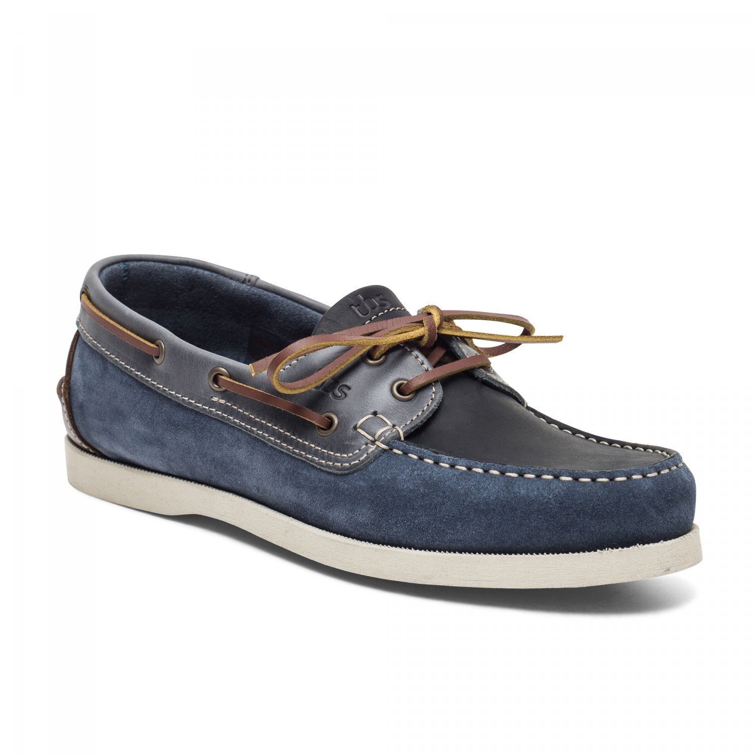 TBS bateau PHENIS marine / nuage