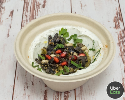Labneh a la menthe sèche , avec salades 2 olives , Zaatar et oignon de pin, persil, grenade et huile d’olives.