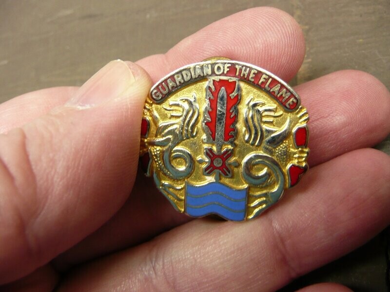 US Army 515th Support Battalion, Distinctive Unit Insignia Pin (z201)