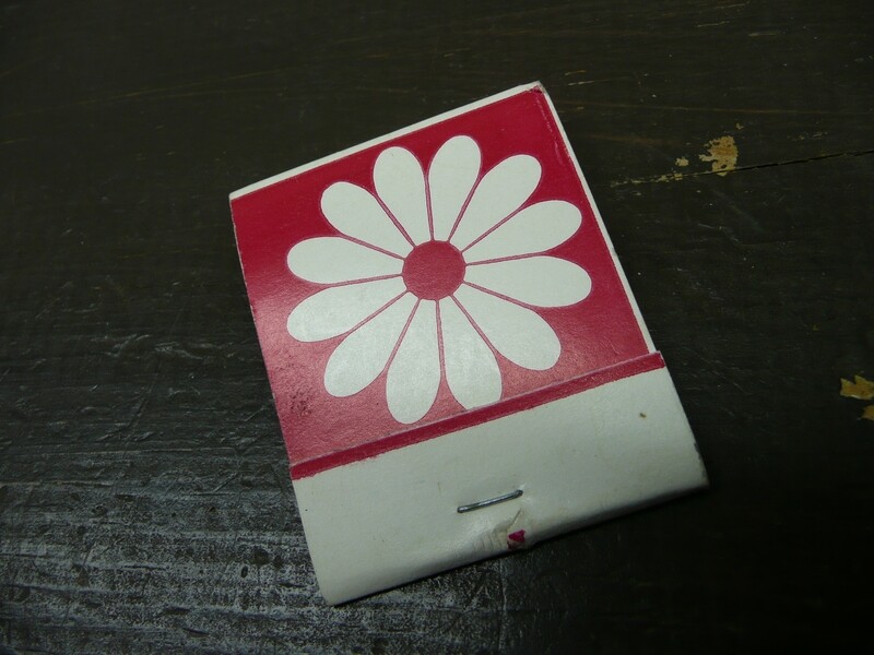 Daisy "Your Host Thanks You" Red/White (H234)