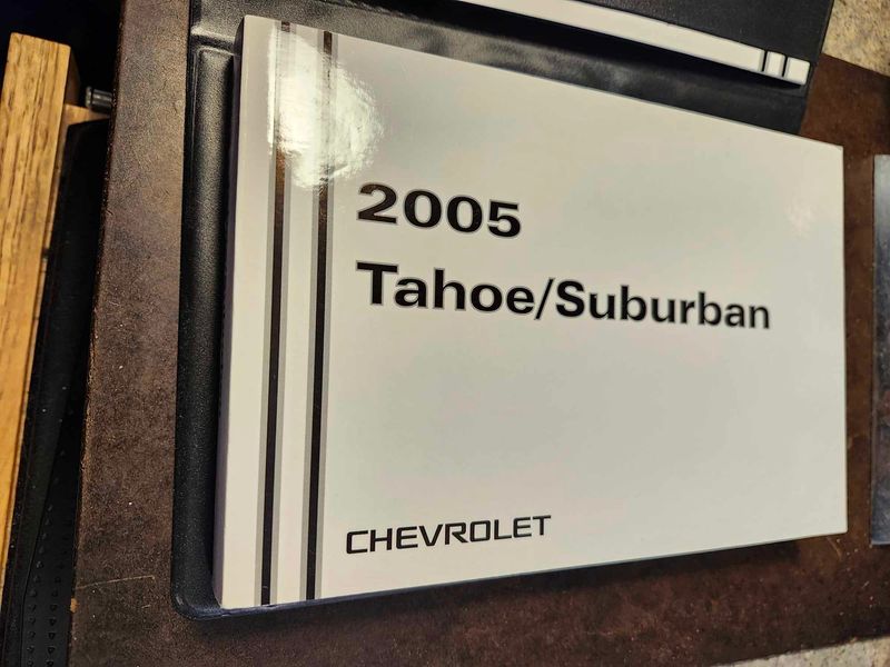 2005 Chevrolet Tahoe / Suburban Owners Manual Set