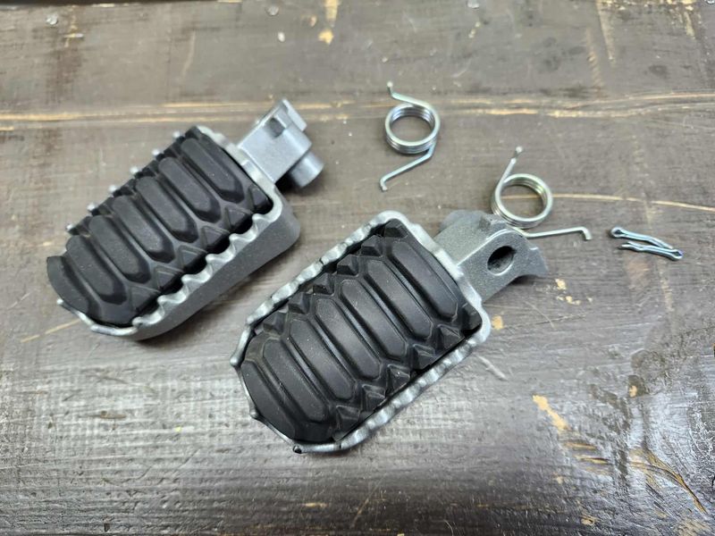 Yamaha Tenere 700 Footpeg Assy w/Springs, Left & Right
