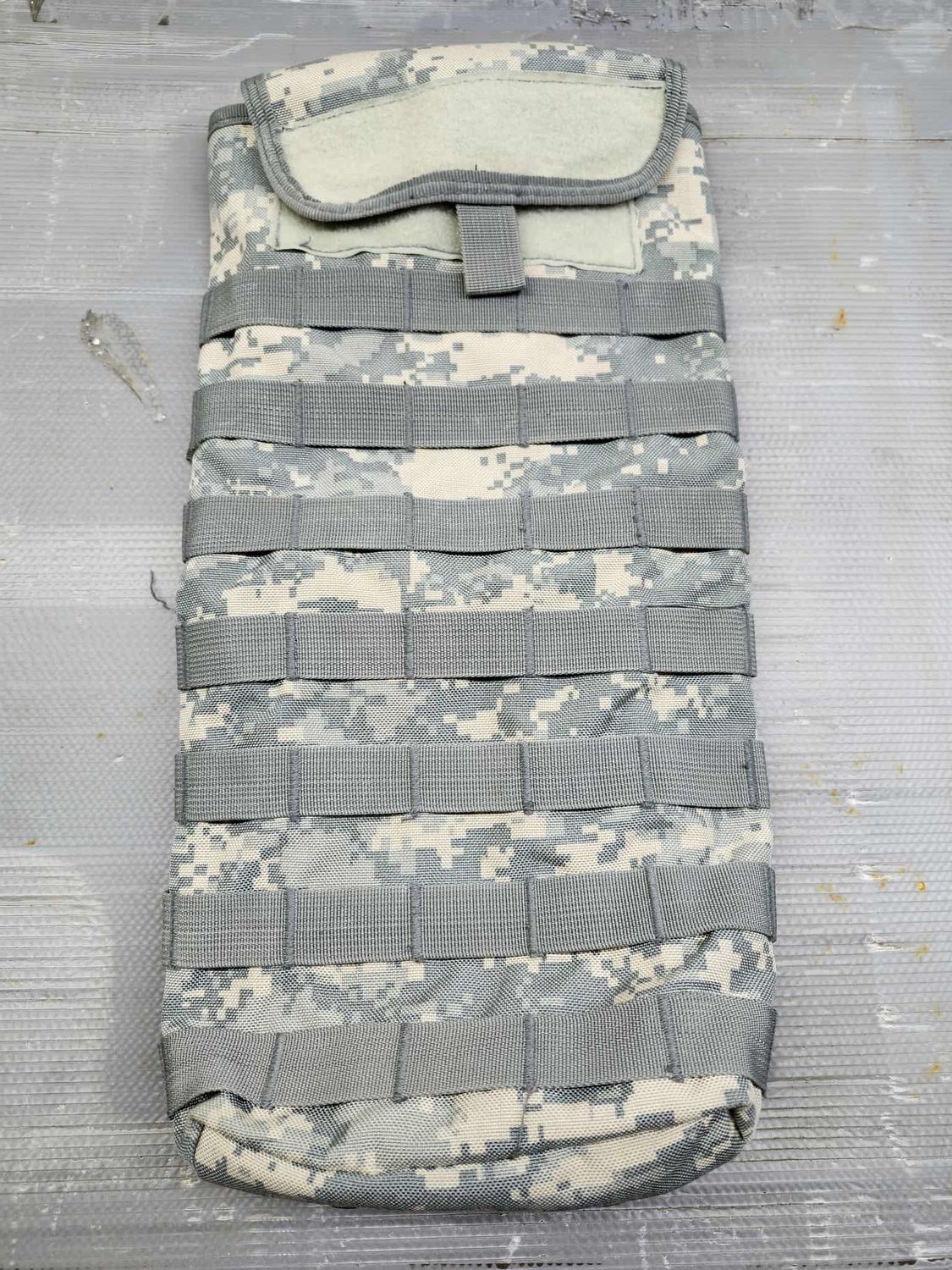 US MOLLE ACU Camo Large Hydration pouch US MOLLE ACU Camo Large Hydration pouch