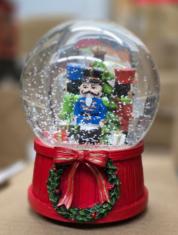 CF J3257 Nutcracker Globe