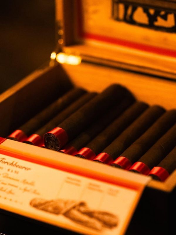 Liar's Bench Cigar Co. "Torchbearer" (6x52)