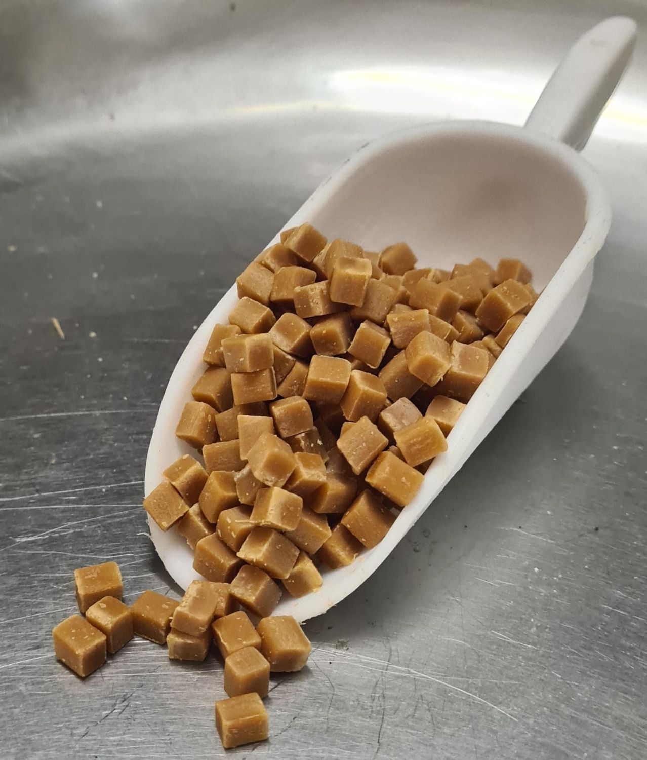 FUDGE CARAMELLO IN GRANULI DA 5 / 7 mm (cubetti di caramello)