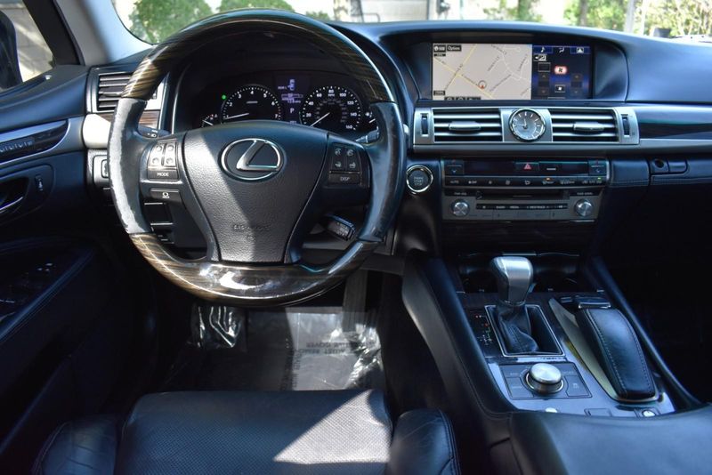 Lexus LS (Japan-import) 12.3″ Screen – Apple CarPlay &amp; Android Auto Integration Kit (Original Control Knob Retained)
