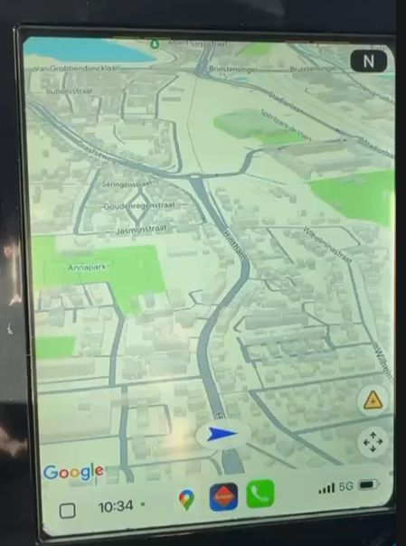 Renault Koleos (2016 to 2017/18 models) with Apple CarPlay and Android Auto integration, designed specifically for vehicles equipped with the 8.7" R-Link II Infotainment system.