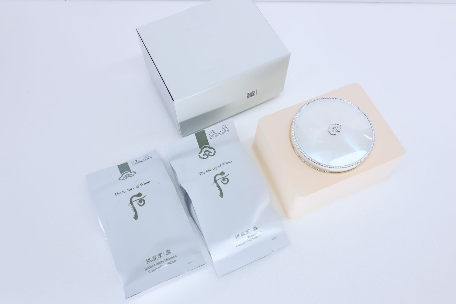 51106554💠 THE HISTORY OF WHOO Radiant White Moisture Cushion Foundation
