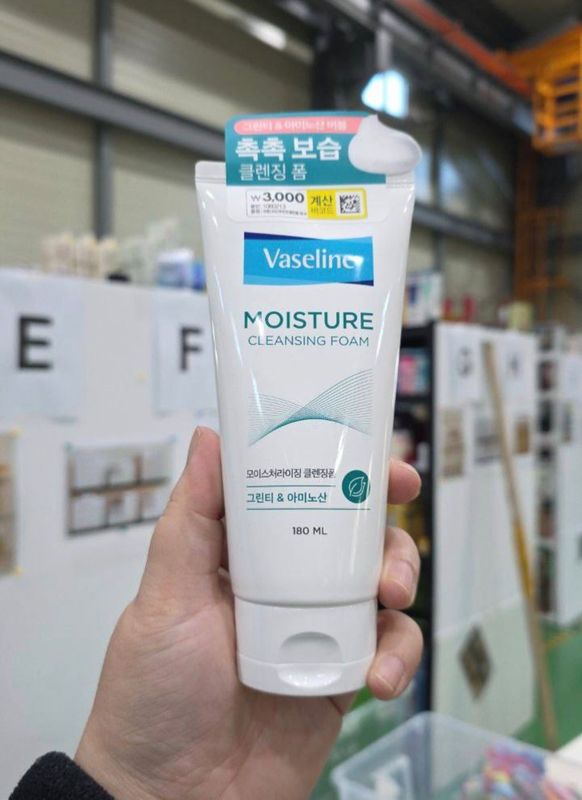 Moisture cleansing foam