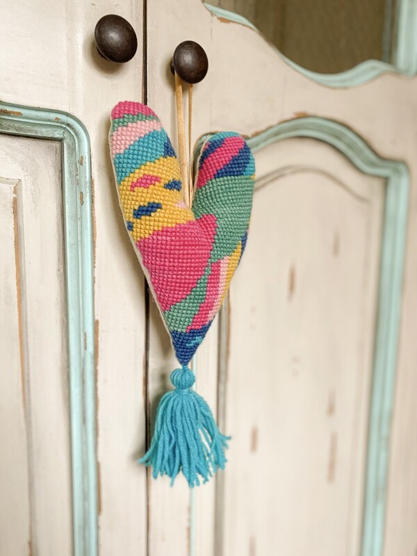 KIT BORDADO PUNTO CRUZ · CORAZÓN PLUMAS