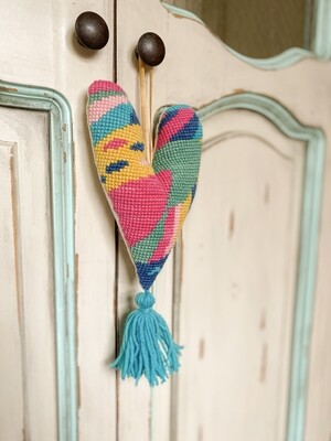 KIT BORDADO PUNTO CRUZ · CORAZÓN PLUMAS