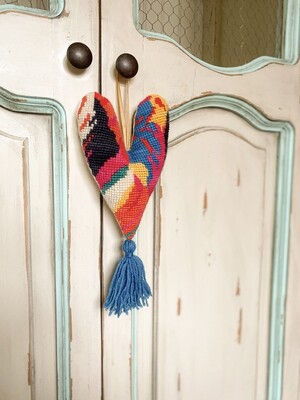 KIT BORDADO PUNTO CRUZ · CORAZÓN PARROT