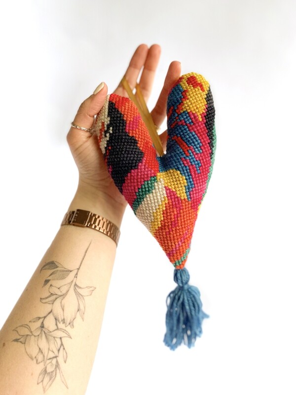 KIT BORDADO PUNTO CRUZ · CORAZÓN PARROT
