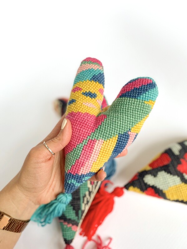 KIT BORDADO PUNTO CRUZ · CORAZÓN PLUMAS