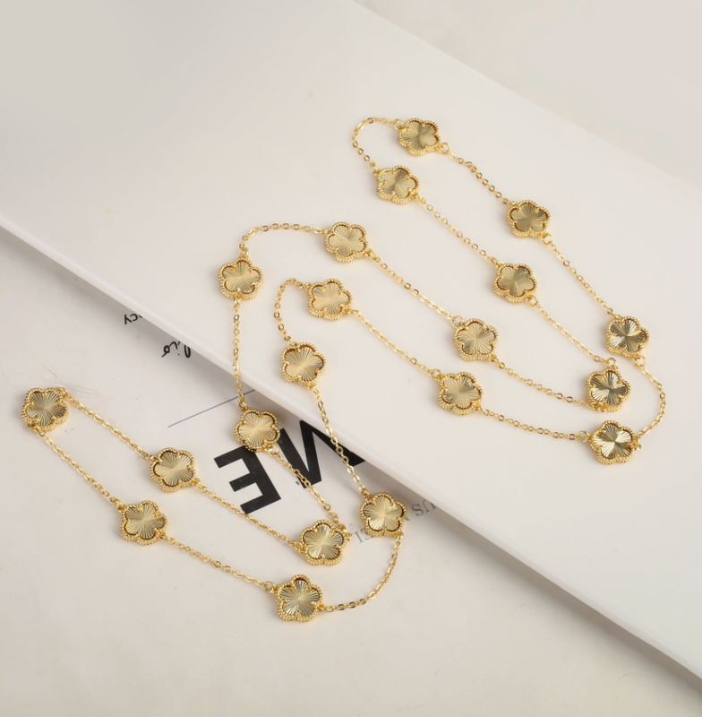 18 carat gold Flower pendant