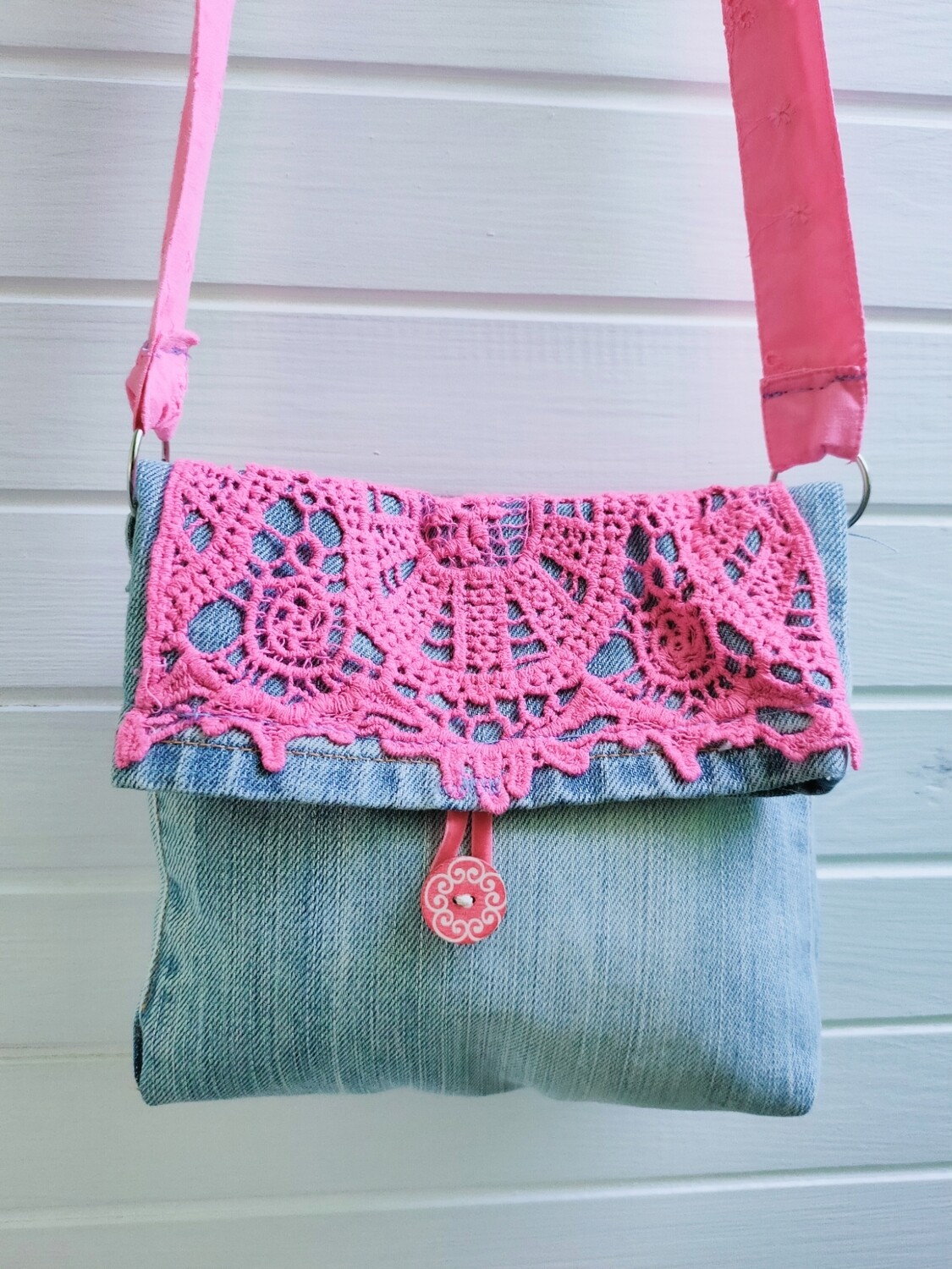 Brustbeutel kleine Handtasche hellblau mit Spitzendeckchen pink