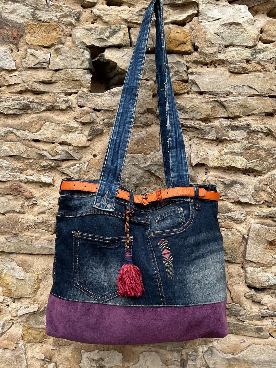 Große Jeanstasche Wildleder lila mit Gürtel